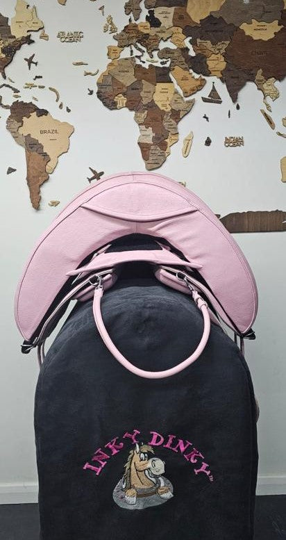 Roze lederen Inky Dinky Zadel® – NIEUW – Officieel